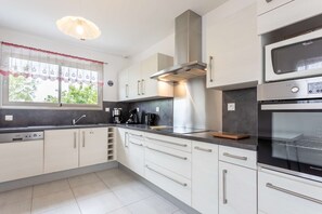 Kühlschrank, Mikrowelle, Geschirrspüler, Toaster