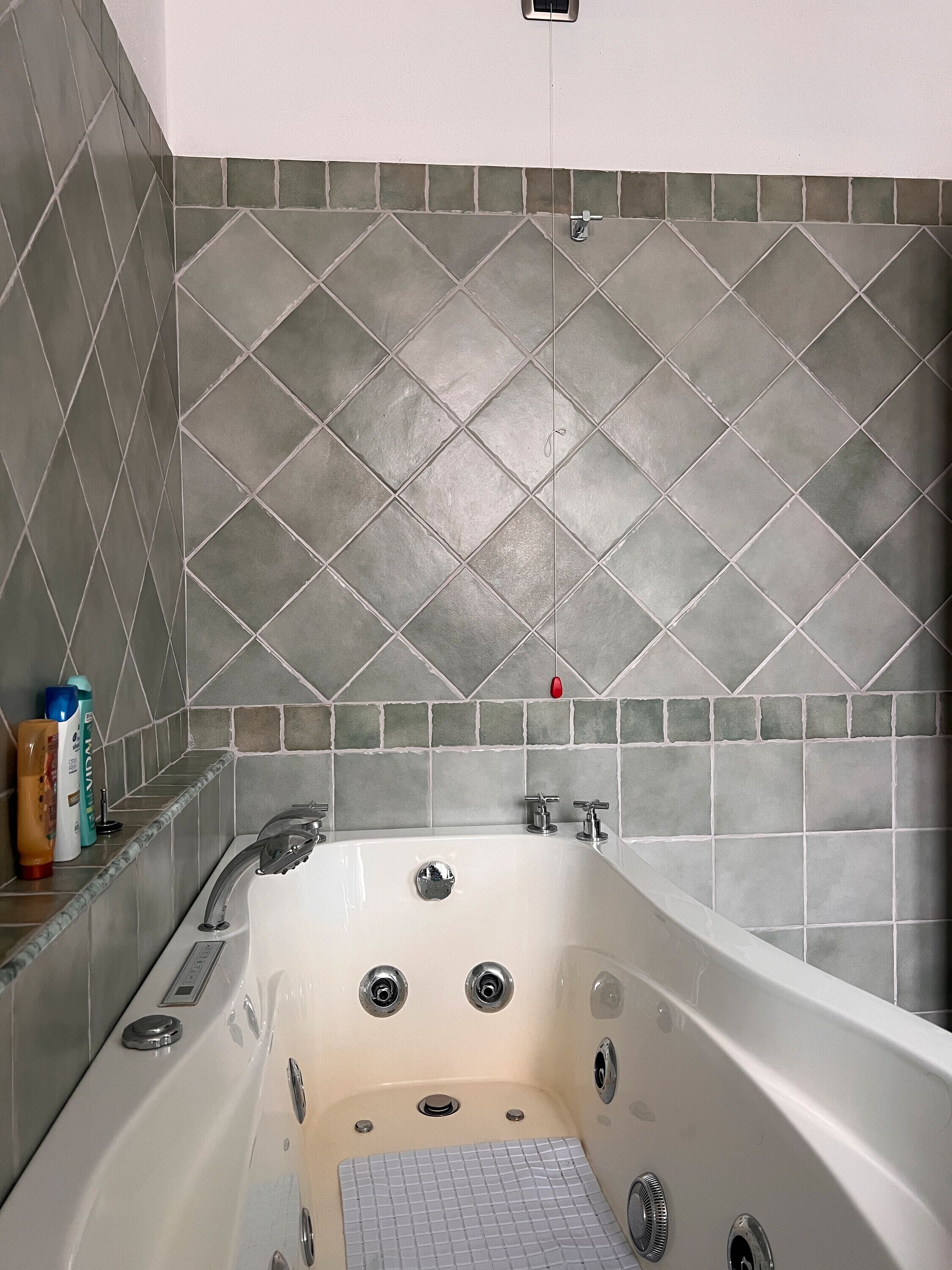 Douche, sèche-cheveux, serviettes fournies