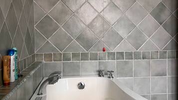 Douche, sèche-cheveux, serviettes fournies