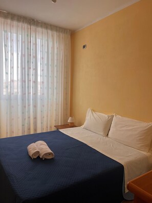 3 chambres, fer et planche à repasser, Wi-Fi gratuit, draps fournis