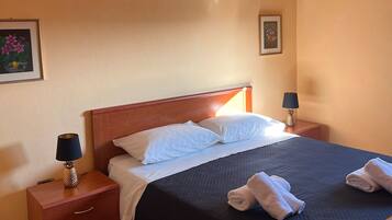 3 chambres, fer et planche à repasser, Wi-Fi gratuit, draps fournis