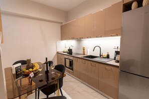 Réfrigérateur, un four, surface de cuisson, lave-vaisselle