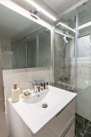 Dusche, umweltfreundliche Kosmetikartikel, Haartrockner, Handtücher