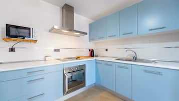 Frigorífico, microondas, horno y placa de cocina