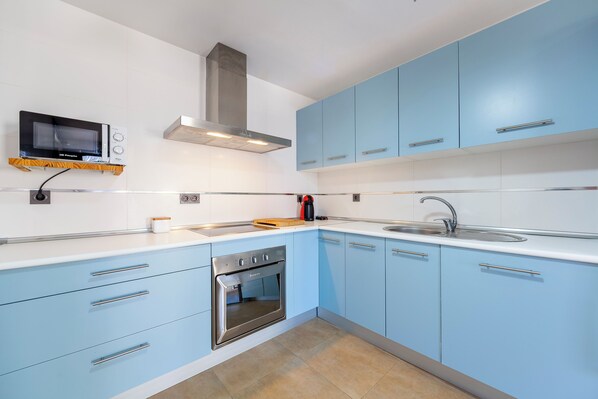 Jääkaappi, mikroaaltouuni, uuni, liesi