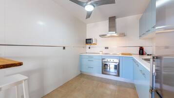 Frigorífico, microondas, horno y placa de cocina