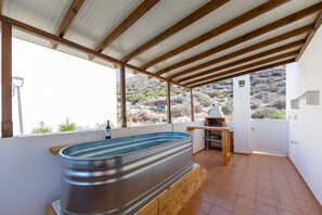 Outdoor spa tub - Holiday Home 'Rous' with Sea Views, Private Pool and Wi-Fi (Níjar)