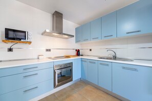 Fridge, microwave, oven, stovetop - Holiday Home 'Rous' with Sea Views, Private Pool and Wi-Fi (Níjar)