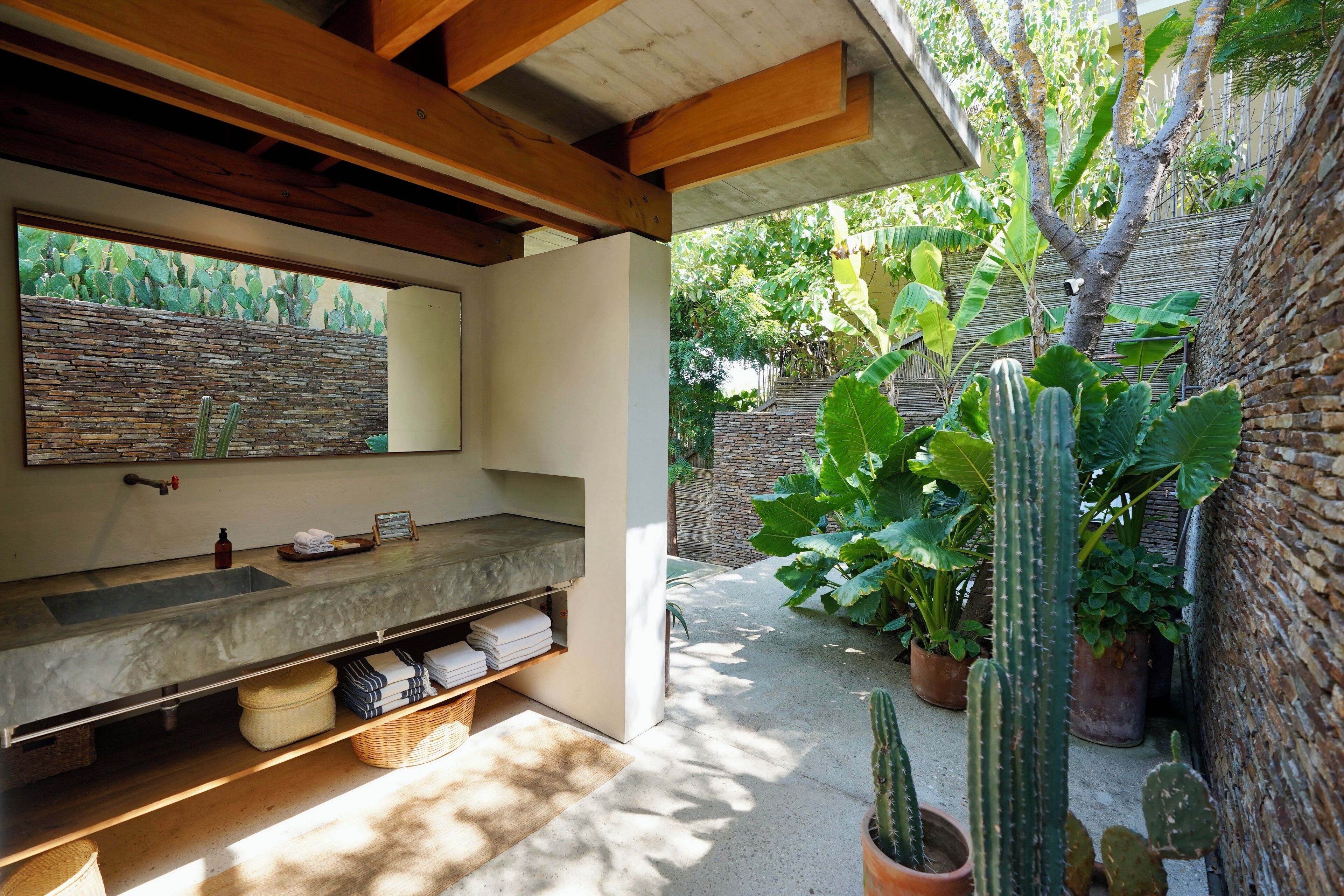 Maison Design | Salle de bain | Douche, sèche-cheveux, serviettes fournies, savon