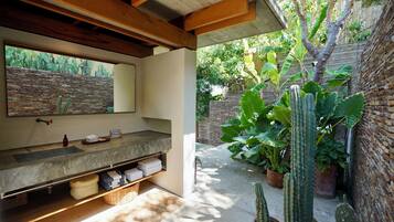 Maison Design | Salle de bain | Douche, sĂšche-cheveux, serviettes fournies, savon