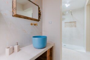 Shower, hair dryer, towels - Apartment 'Le Ficalinnie' with Shared Terrace, Wi-Fi, and Air Conditioning (Taviano)