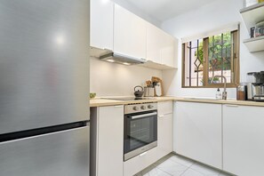 Kühlschrank, Mikrowelle, Ofen, Herdplatte