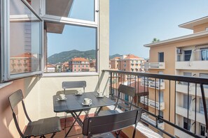 Outdoor dining - Queta - Modern Flat | Comfort, sea and downtown walking distance (Chiavari)