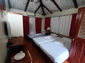 Traditional Triple Room | In-room safe, laptop workspace, iron/ironing board, free WiFi