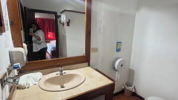 Amenidades de baño gratuitas, secadora de cabello, toallas