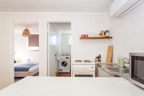 Réfrigérateur, micro-ondes, plaque de cuisson, cafetière/bouilloire