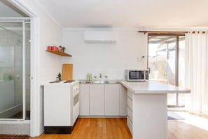 Réfrigérateur, micro-ondes, plaque de cuisson, cafetière/bouilloire