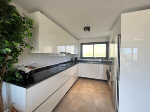 冷蔵庫、電子レンジ、オーブン、コンロ