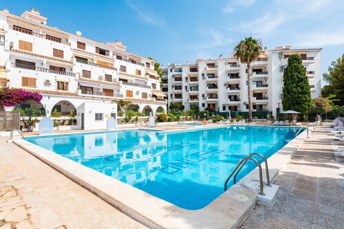 Appartement 'Los Arcos' avec piscine partagée, Wi-Fi et climatisation