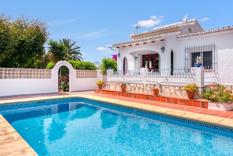 Pool. Holiday Home 'Jeannine' with Mountain View, Wi-Fi and Air Conditioning