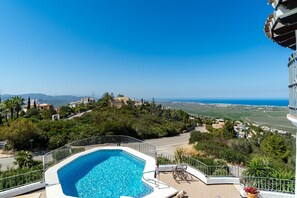 A pool with a view of a coastal town and mountains. - Villa 'Amalia' with Sea View, Wi-Fi and Air Conditioning (Dénia)