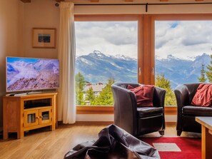 Tv, eldstad och dvd-spelare
