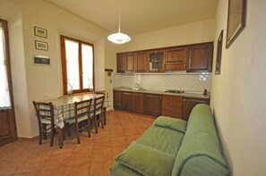 Interior - Apartment '4' with Shared Pool, Shared Garden and Wi-Fi (Montecatini Val di Cecina)