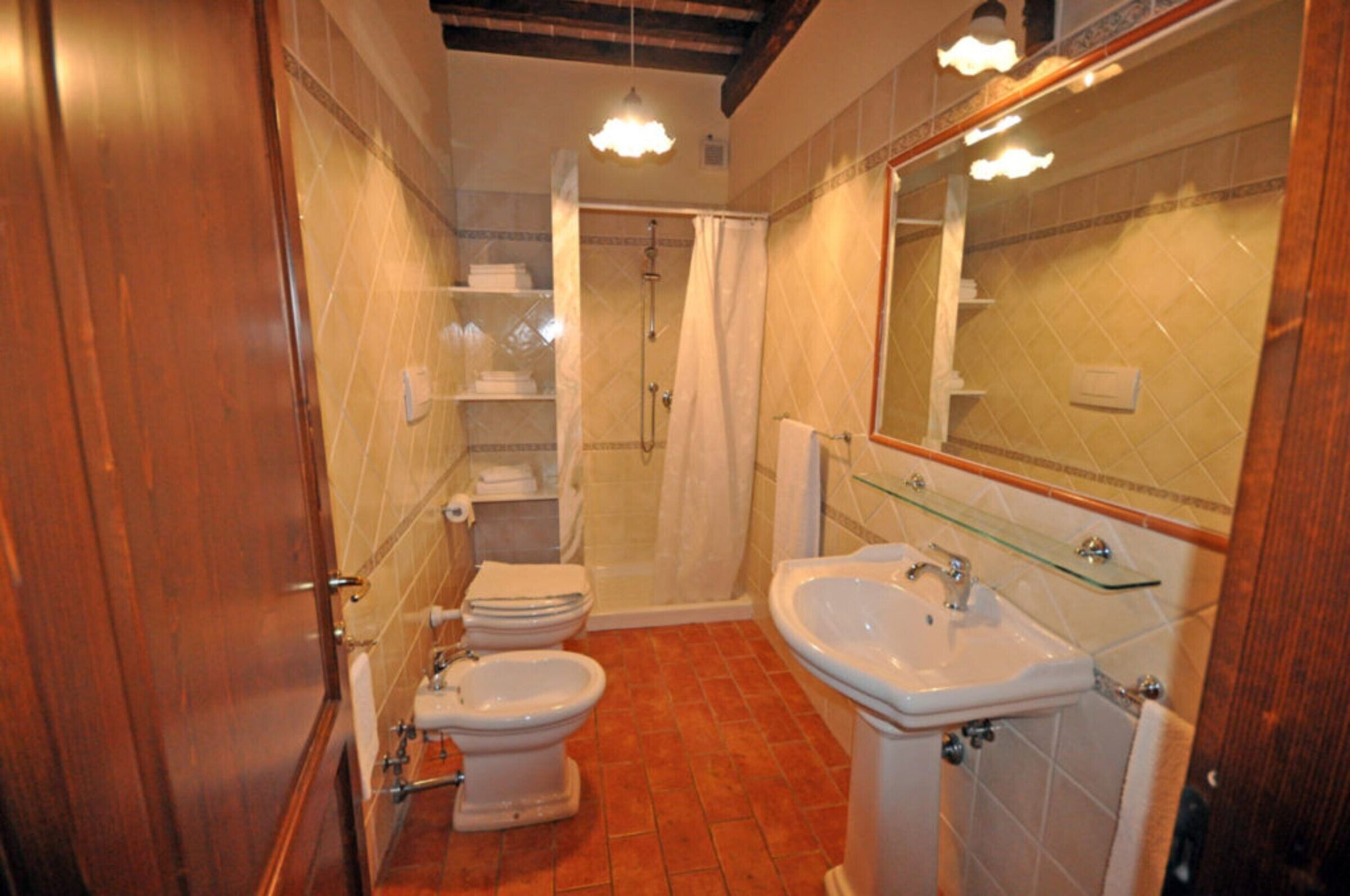 Een douche, handdoeken