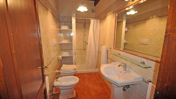 Een douche, handdoeken