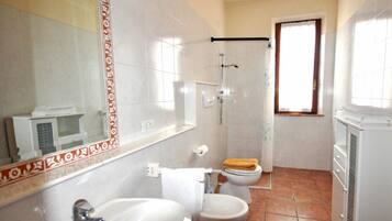 Een douche, handdoeken