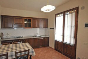 Kühlschrank, Ofen, Herdplatte, Wasserkocher