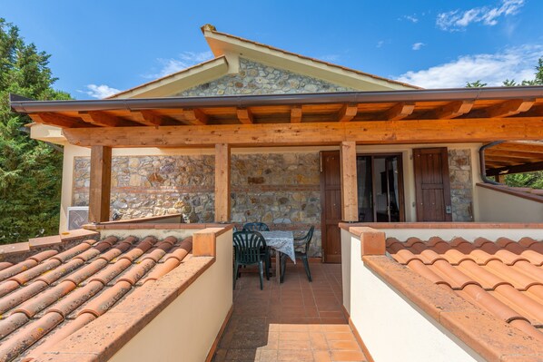 Outdoor dining - Apartment '2' with Shared Pool, Wi-Fi and Air Conditioning (Montecatini Val di Cecina)