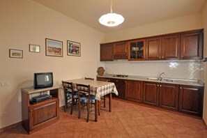 Dining - Apartment '2' with Shared Pool, Wi-Fi and Air Conditioning (Montecatini Val di Cecina)