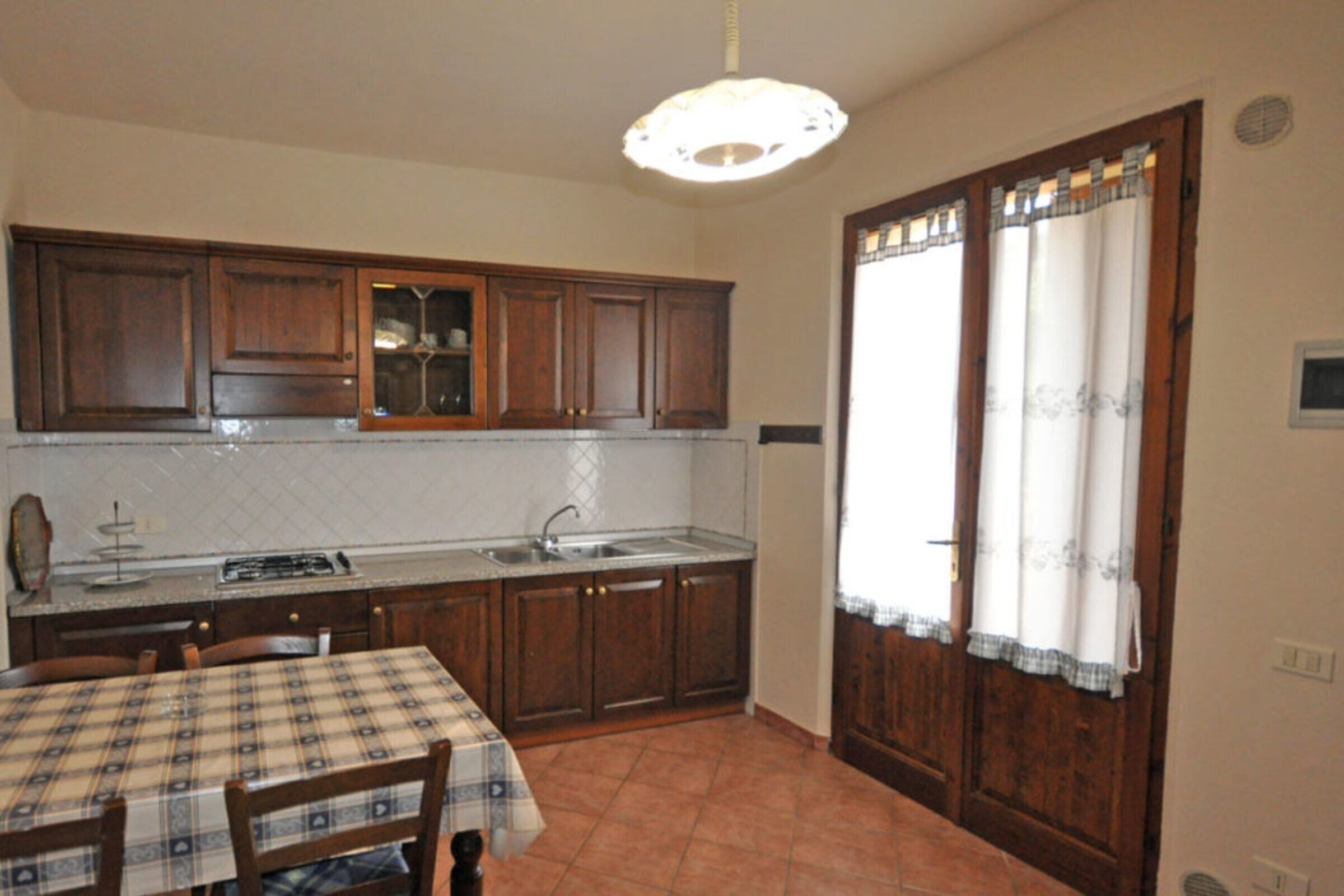 Een koelkast, een oven, een kookplaat, een waterkoker