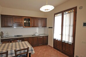 Réfrigérateur, four, plaque de cuisson, bouilloire électrique
