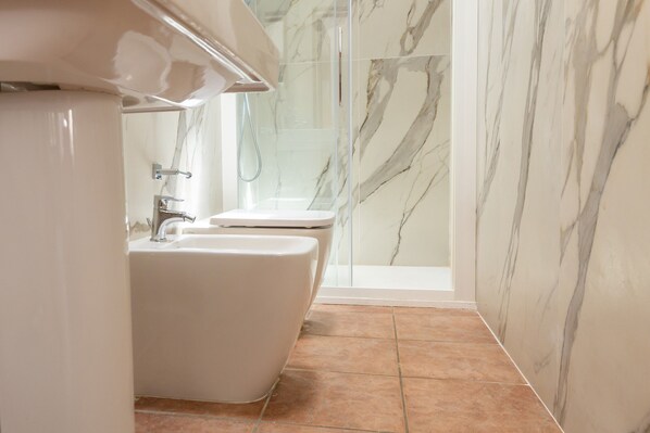 A bathroom with a bathtub, a sink, and a toilet. - Apartment '2' with Shared Pool, Wi-Fi and Air Conditioning (Montecatini Val di Cecina)