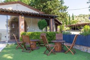 Outdoor dining - Apartment '2' with Shared Pool, Wi-Fi and Air Conditioning (Montecatini Val di Cecina)