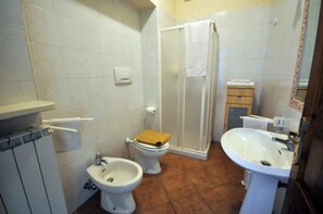 Een douche, handdoeken