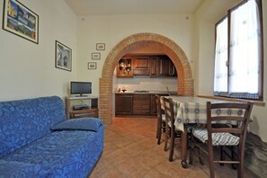 TV - Apartment '3' with Shared Pool, Shared Garden and Wi-Fi (Montecatini Val di Cecina)