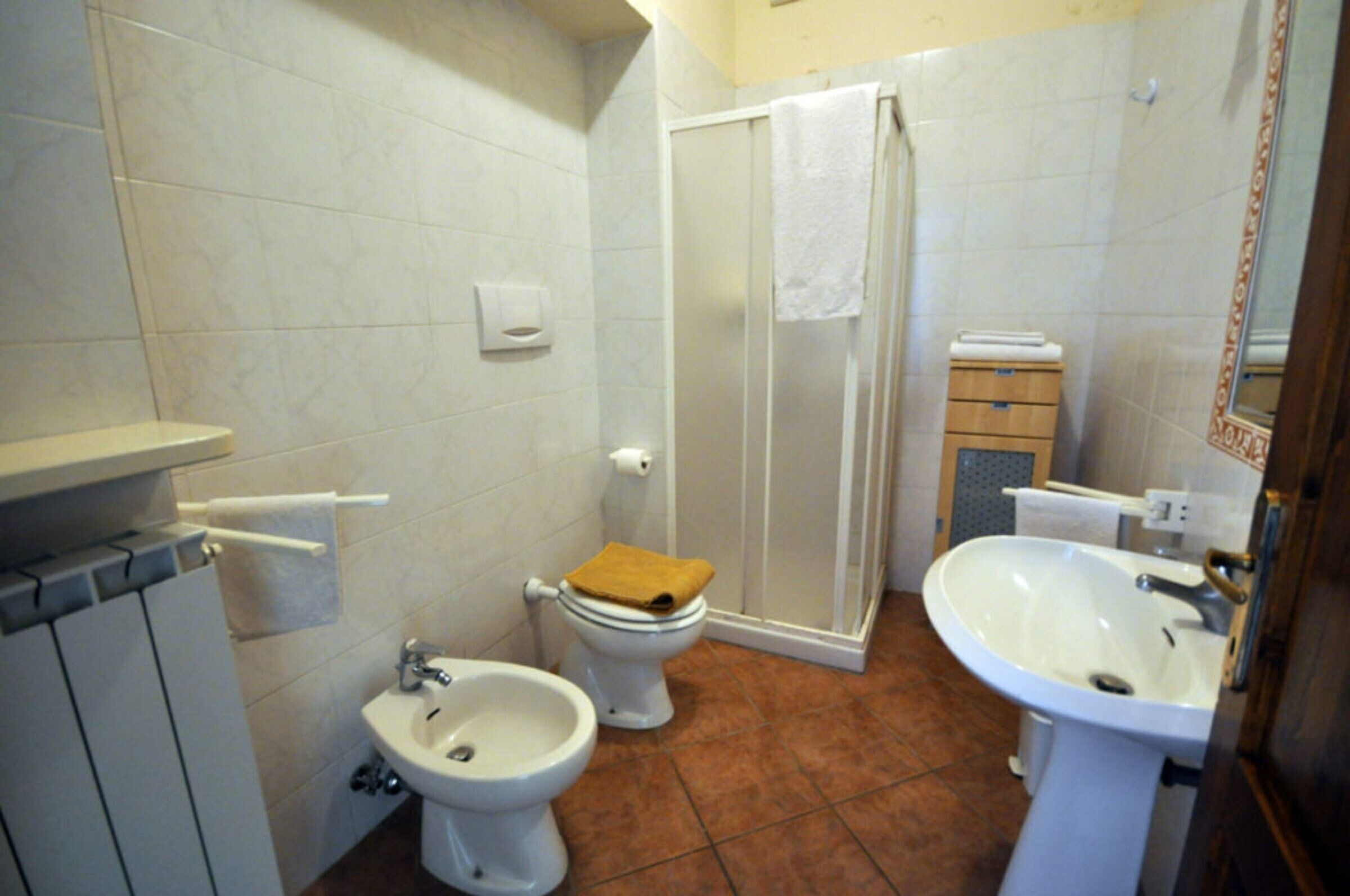 Een douche, handdoeken