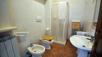 Een douche, handdoeken