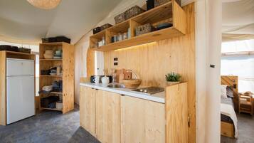 Een koelkast, een oven, een kookplaat, een waterkoker