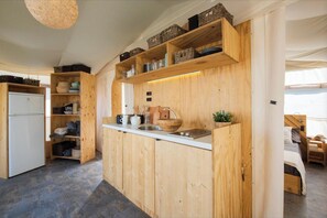 Réfrigérateur, four, plaque de cuisson, bouilloire électrique