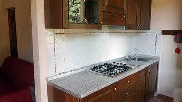 Réfrigérateur, four, plaque de cuisson, bouilloire électrique