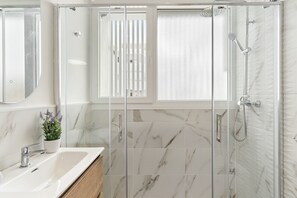 Shower, hair dryer, towels - Apartment 'Miramar El Lago' with Mountain Views, Wi-Fi, and Air Conditioning (Fuengirola)