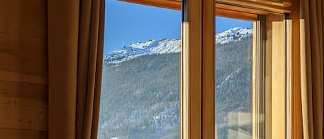 5 bedrooms, iron/ironing board, free WiFi, bed sheets