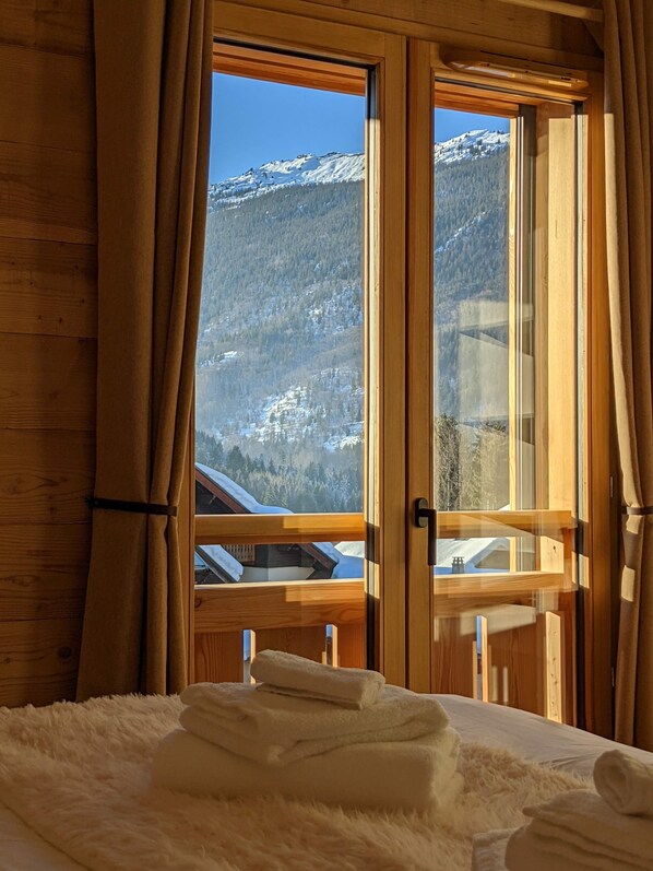 5 bedrooms, iron/ironing board, free WiFi, bed sheets