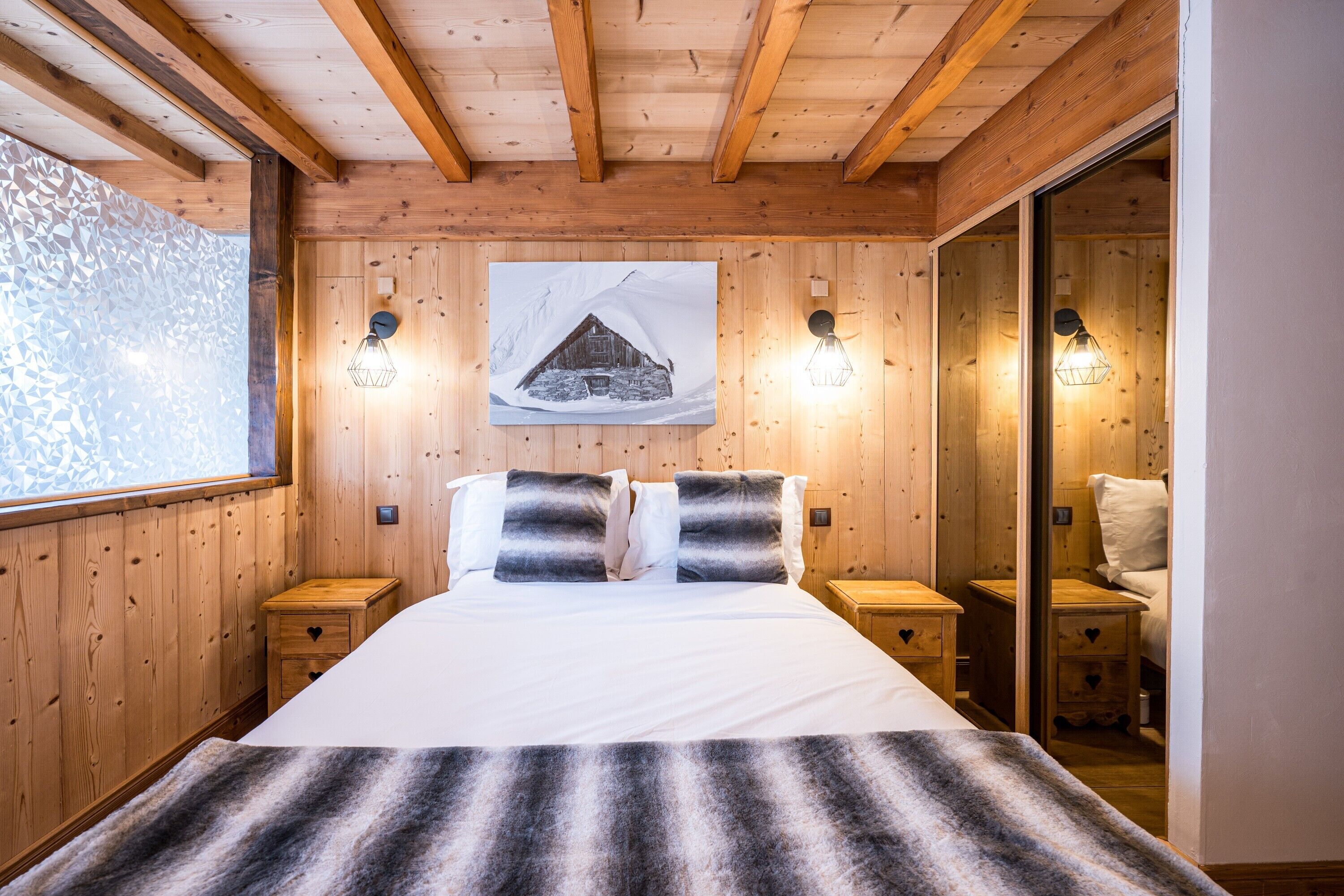 6 bedrooms, iron/ironing board, free WiFi, bed sheets