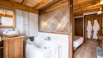 Douche, séchoir à cheveux, serviettes fournies