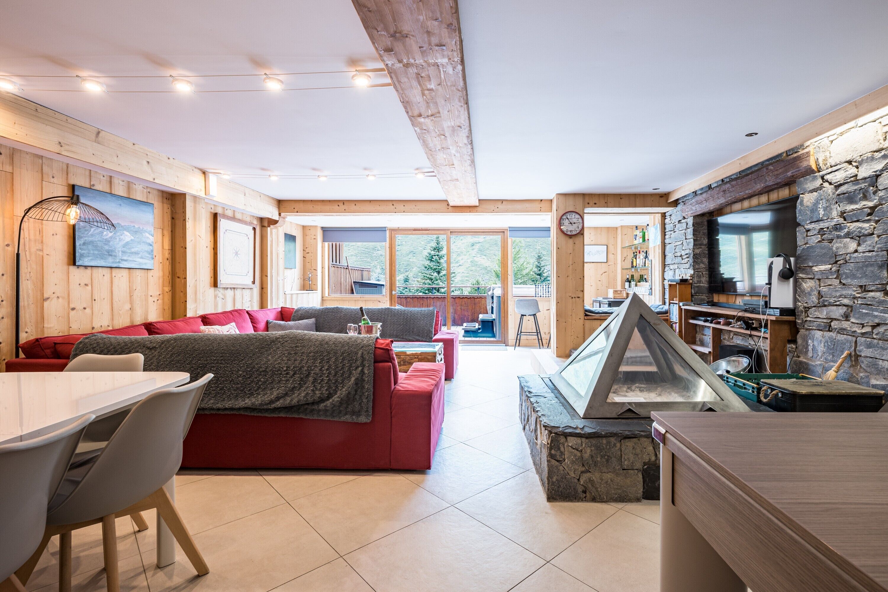 電視、壁爐、電子遊戲、DVD 播放機